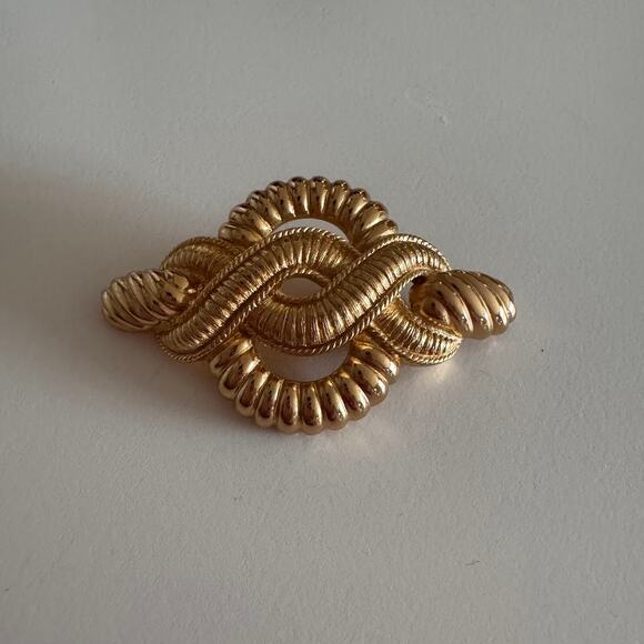 Christian Dior Vintage 80s Vintage Large Textured Interlocked Rope Twist Brooch - Picture 6 of 6